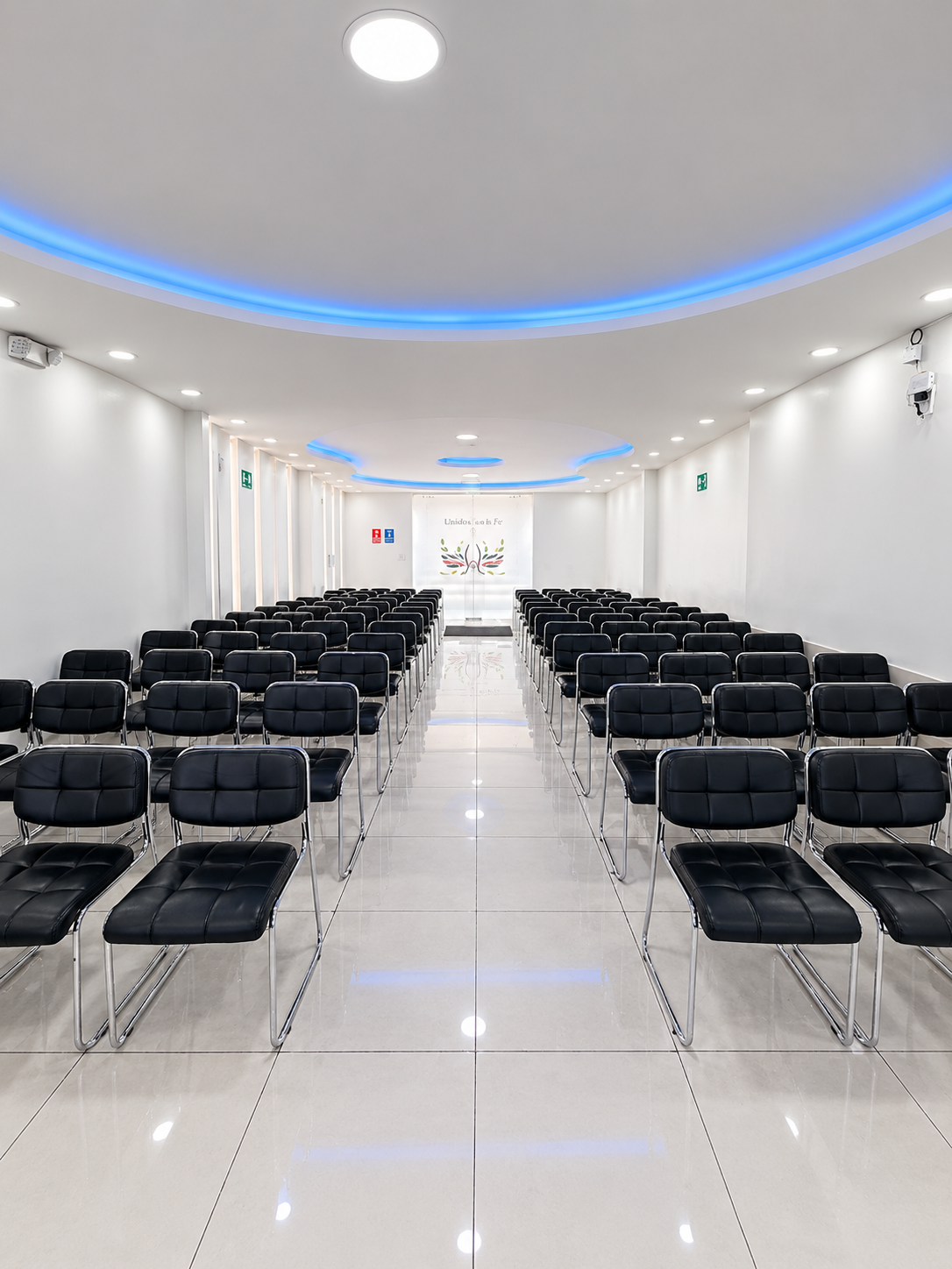 Capilla interior con bancos de madera y vitral, luz natural suave, ambiente espiritual y sereno, tonos cálidos oscuros