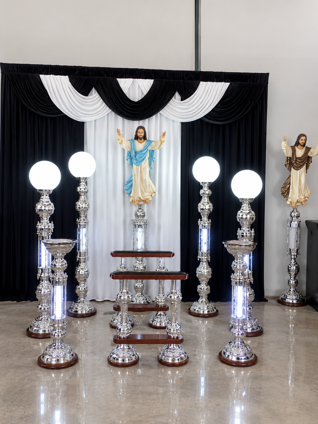 Sala VIP de velación con decoración premium, flores abundantes, iluminación elegante, ambiente íntimo y lujoso, tonos oscuros cálidos