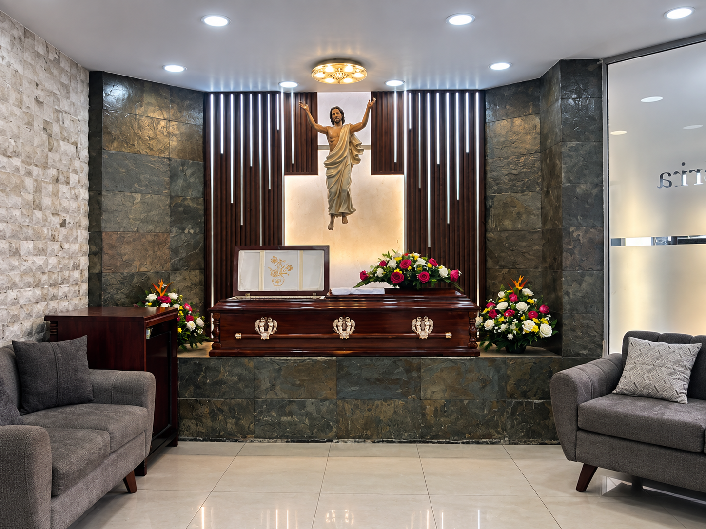 Capilla interior con bancos de madera y vitral, luz natural suave, ambiente espiritual y sereno, tonos cálidos oscuros